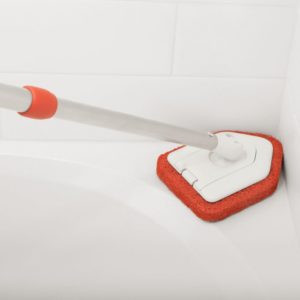 Extendable tub and tile scrubber