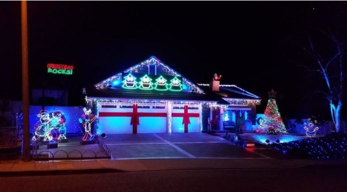 Thousand Oaks Homes with Holiday lights